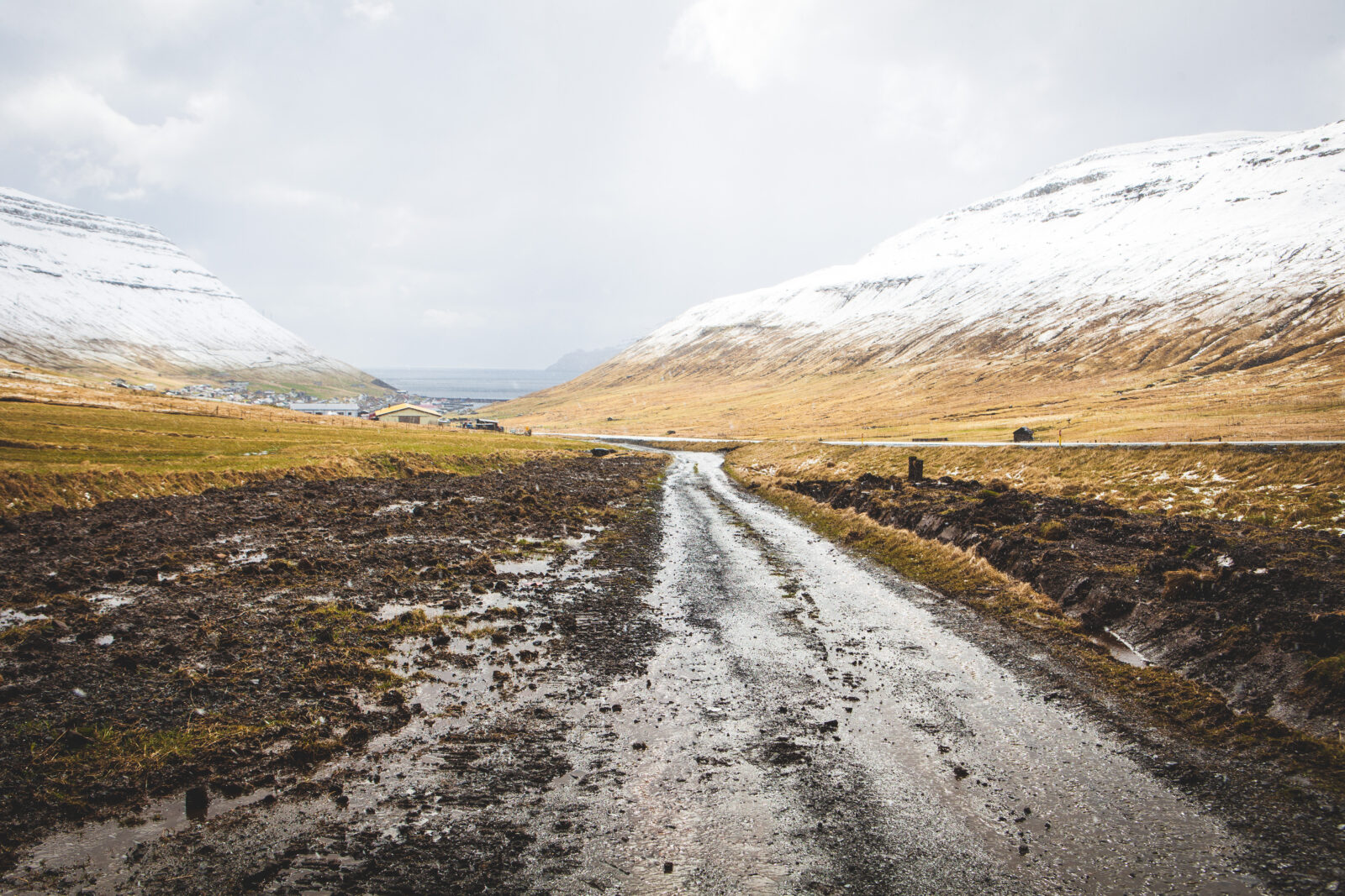 Asfalt skal leggjast á innangarðsvegin í Gøtudali.